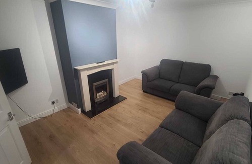 Basingstoke House | Spacious 3BR Home in Basingstoke