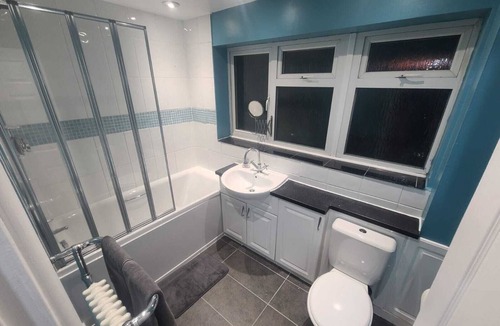 Basingstoke House | Spacious 3BR Home in Basingstoke