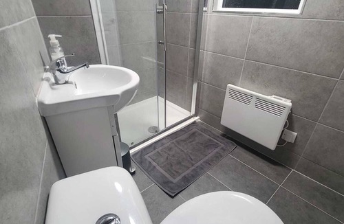 Basingstoke House | Spacious 3BR Home in Basingstoke