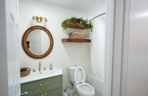 Clinton House | Spacious 3BR Home in Clinton. Weekly & Monthly Discounts Available!