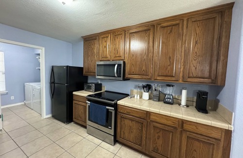 Bonanza House | Spacious 3BR Home, Roku TVs in Every Room, Fast WiFi, Quiet Area