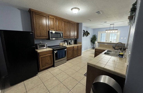 Bonanza House | Spacious 3BR Home, Roku TVs in Every Room, Fast WiFi, Quiet Area