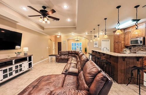 Victoria House | Spacious 3BR Home Sleeps 6 Open Living Private Yard