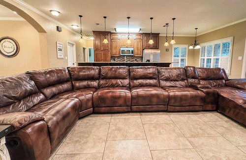 Victoria House | Spacious 3BR Home Sleeps 6 Open Living Private Yard