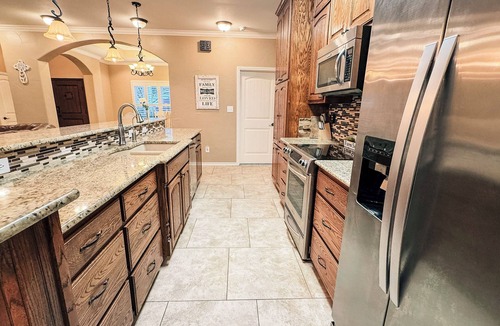 Victoria House | Spacious 3BR Home Sleeps 6 Open Living Private Yard