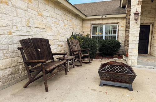 Victoria House | Spacious 3BR Home Sleeps 6 Open Living Private Yard
