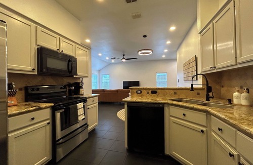 Victoria House | Spacious 3BR Home Sleeps 6 Quiet Stay