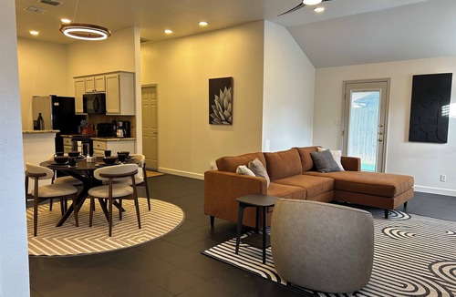 Victoria House | Spacious 3BR Home Sleeps 6 Quiet Stay