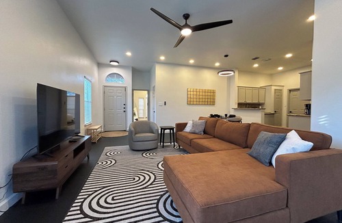 Victoria House | Spacious 3BR Home Sleeps 6 Quiet Stay