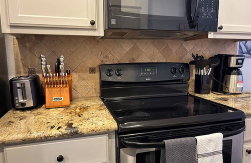 Victoria House | Spacious 3BR Home Sleeps 6 Quiet Stay