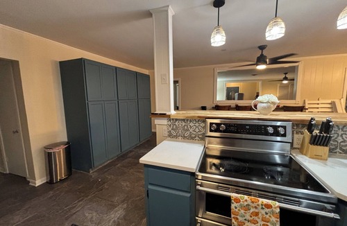 Temple House | Spacious 3BR Home Sleeps 12 + Optional Studio Apartment for 14 Guests Ping Pong!