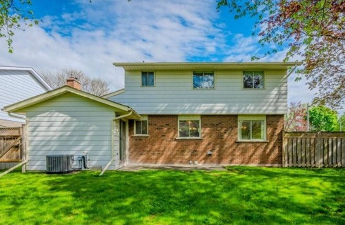 Waterloo House | Spacious 3BR Home|University of Waterloo& Laurier|Parking,Fast WiFi,Private Yard