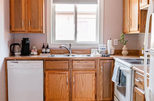 St. Vital House | Spacious 3BR Home with Fast Wi-Fi and Free Parking
