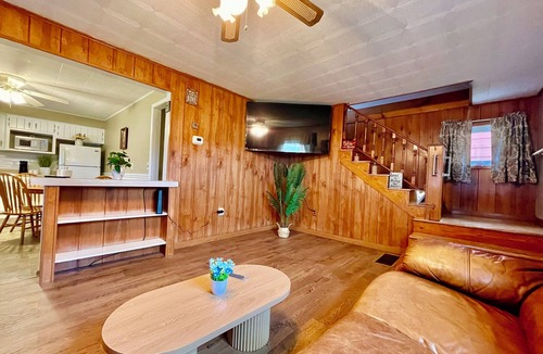 Altoona House | Spacious 3BR house. Great location. Fresh and cozy. 4 Parking