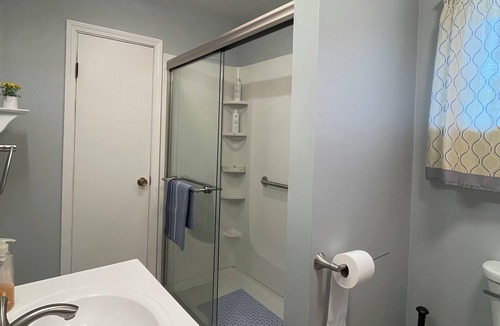 Altoona House | Spacious 3BR house. Great location. Fresh and cozy. 4 Parking