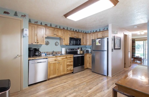 West Yellowstone House | Spacious 3BR in West Yellowstone, just 1 minute to the park. Homestead 8