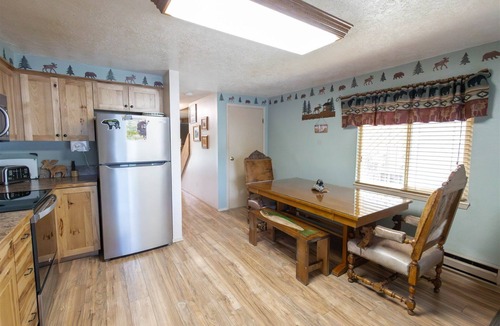 West Yellowstone House | Spacious 3BR in West Yellowstone, just 1 minute to the park. Homestead 8
