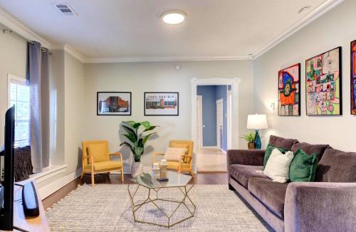 Cooper-Young Historic District House | Spacious 3BR Midtown Home - Sleeps 7 - Walkable to Dining & Attractions - Easy Access to Downtown