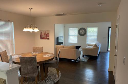 Oakdale House | Spacious 3BR Mins to Uptown, Stadium & Whitewater