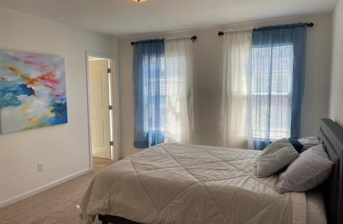 Oakdale House | Spacious 3BR Mins to Uptown, Stadium & Whitewater
