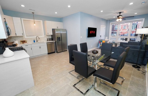 East Garfield Park Hotel | Spacious 3BR Near United Center & Medical District