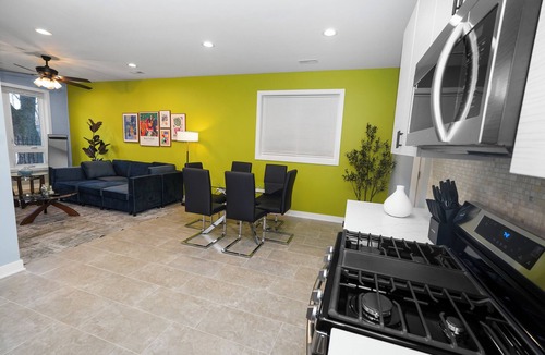 East Garfield Park Hotel | Spacious 3BR Near United Center & Medical District