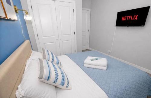 East Garfield Park Apartment | Spacious 3BR Near United Center & Medical District