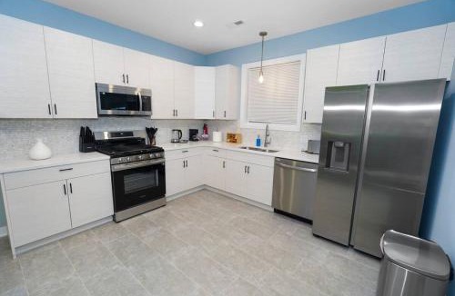 East Garfield Park Apartment | Spacious 3BR Near United Center & Medical District
