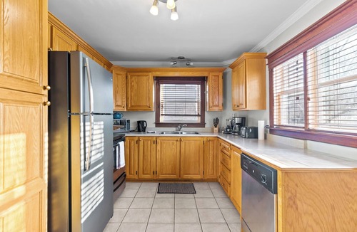 Waterford Valley Apartment | Spacious 3BR Parking Pet-Friendly