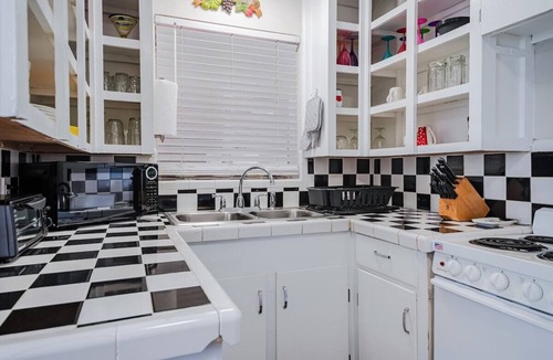 Kingston Apartment | Spacious 3BR, Pool, Near Beach & Attractions