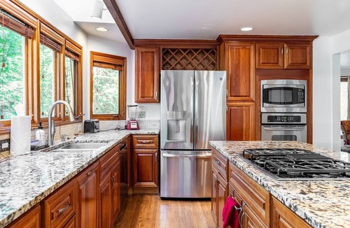 Overlake House | Spacious 3BR Redmond Home with Fireplace & BBQ