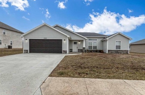St. Robert House | Spacious 3BR Retreat Near Fort Leonard Wood