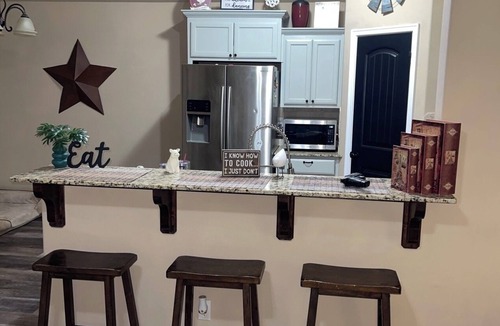 Glenpool House | Spacious 3BR Retreat-Sleeps 8- Pet Friendly, Backyard Oasis, Near Tulsa