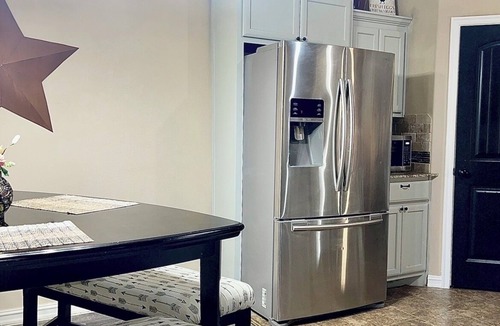 Glenpool House | Spacious 3BR Retreat-Sleeps 8- Pet Friendly, Backyard Oasis, Near Tulsa