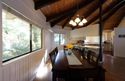 Apple Hill House | Spacious 3BR Retreat - Sleeps 10 - Free Parking