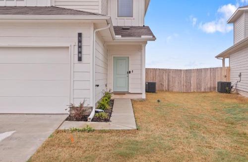 Lockhart Apartment | Spacious 3BR Retreat w Backyard Dining Lounge