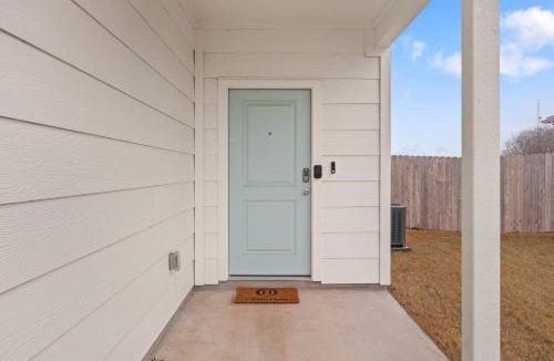 Lockhart Apartment | Spacious 3BR Retreat w Backyard Dining Lounge
