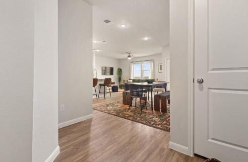 Lockhart Apartment | Spacious 3BR Retreat w Backyard Dining Lounge
