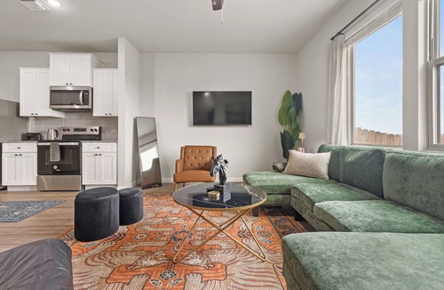 Lockhart Apartment | Spacious 3BR Retreat w Backyard & Dining Lounge