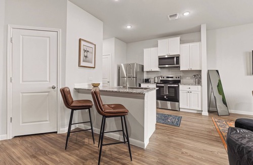 Lockhart Apartment | Spacious 3BR Retreat w Backyard & Dining Lounge
