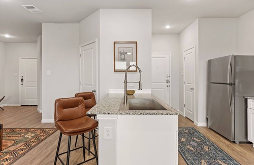 Lockhart Apartment | Spacious 3BR Retreat w Backyard & Dining Lounge