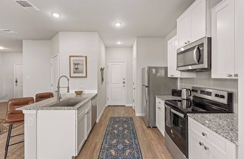 Lockhart Apartment | Spacious 3BR Retreat w Backyard & Dining Lounge