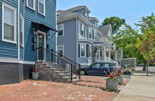 Salem Condo | Spacious 3BR Salem Getaway, Modern & Walkable