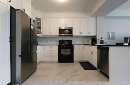 Binbrook House | Spacious 3BR | Sleeps 10 | Free Parking & Wi-Fi
