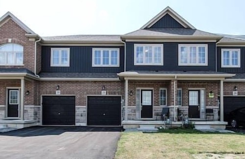 Binbrook House | Spacious 3BR | Sleeps 10 | Free Parking & Wi-Fi