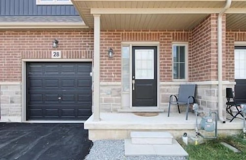 Binbrook House | Spacious 3BR | Sleeps 10 | Free Parking & Wi-Fi