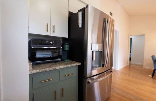 South Manchaca House | Spacious 3BR SoCo Family Retreat ❤️ Private Yard Minutes to Downtown