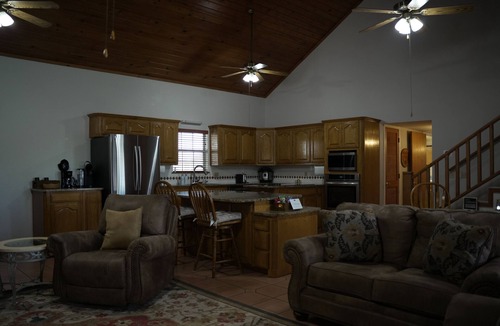 Marathon House | Spacious 3BR Stay Shared Pool - Perfect for families.
