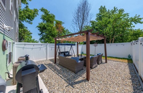 Newark Villa | Spacious 3BR Top-Floor Retreat that Sleeps 8 | Near NYC + EWR