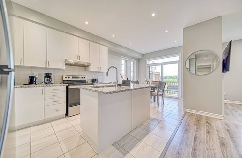 Ajax House | Spacious 3BR Townhome | Near Thermea Spa & Casino | Free Parking | Fast WiFi